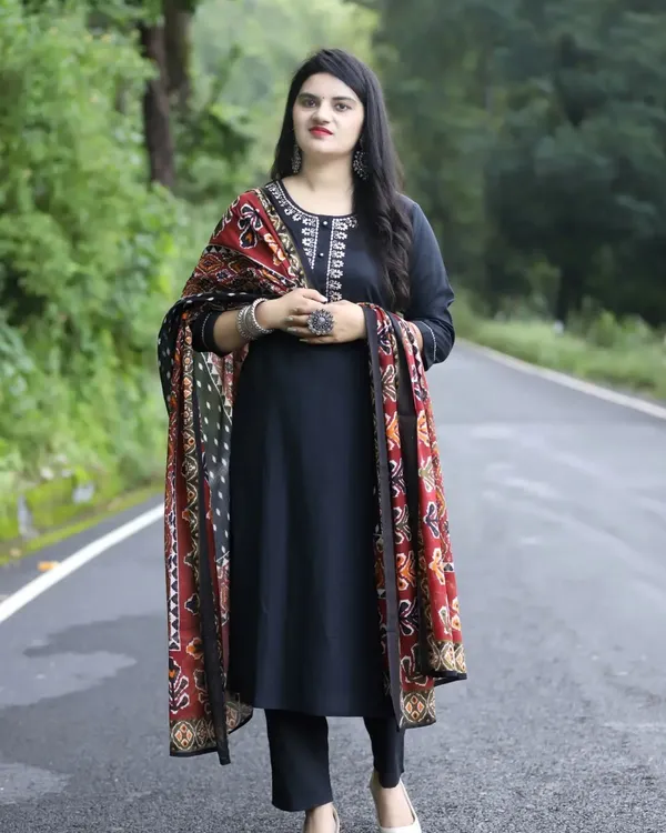 Black_Cotton_Rayon_Printed_Ethnic_Set_For_Women