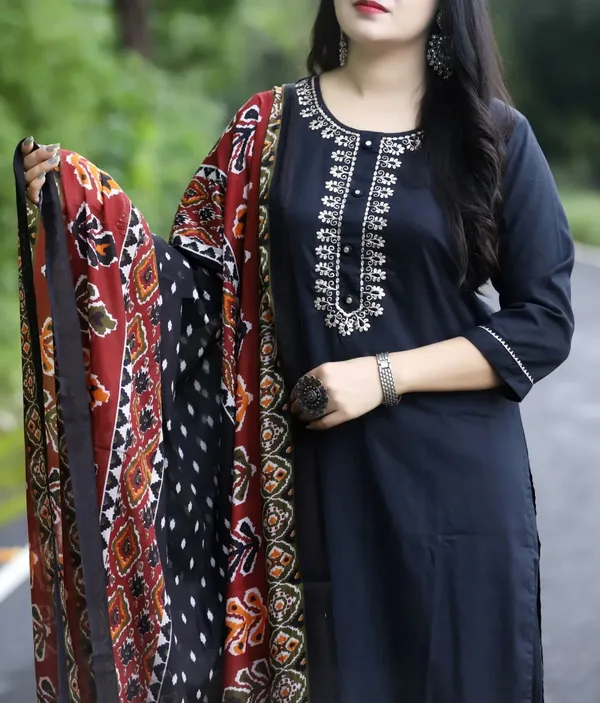 Black_Cotton_Rayon_Printed_Ethnic_Set_For_Women