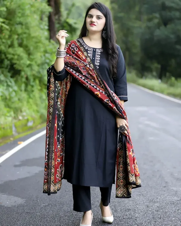 Black_Cotton_Rayon_Printed_Ethnic_Set_For_Women