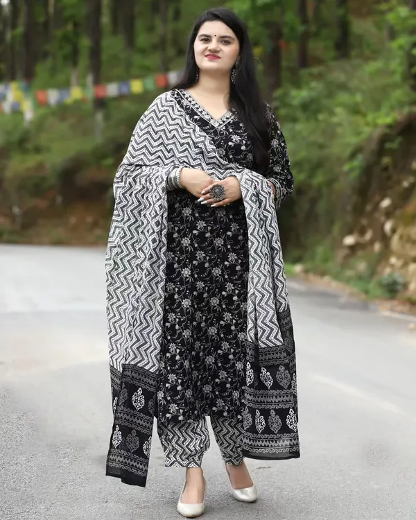 Black_Cotton_Rayon_Printed_Ethnic_Set_For_Women