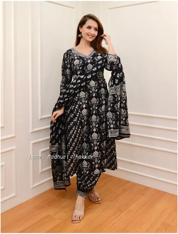 Black_Cotton_Rayon_Printed_Ethnic_Set_For_Women