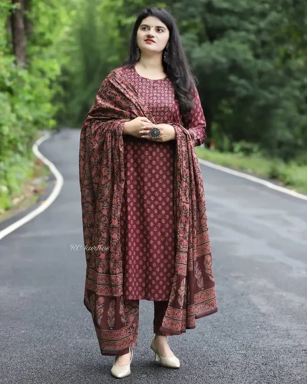 Red_Cotton_Rayon_Printed_Ethnic_Set_For_Women