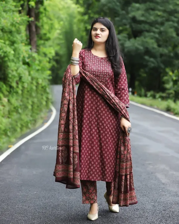 Red_Cotton_Rayon_Printed_Ethnic_Set_For_Women