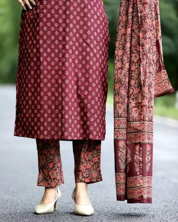 Red_Cotton_Rayon_Printed_Ethnic_Set_For_Women