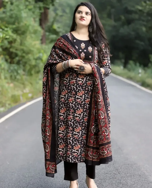 Black_Cotton_Rayon_Printed_Ethnic_Set_For_Women