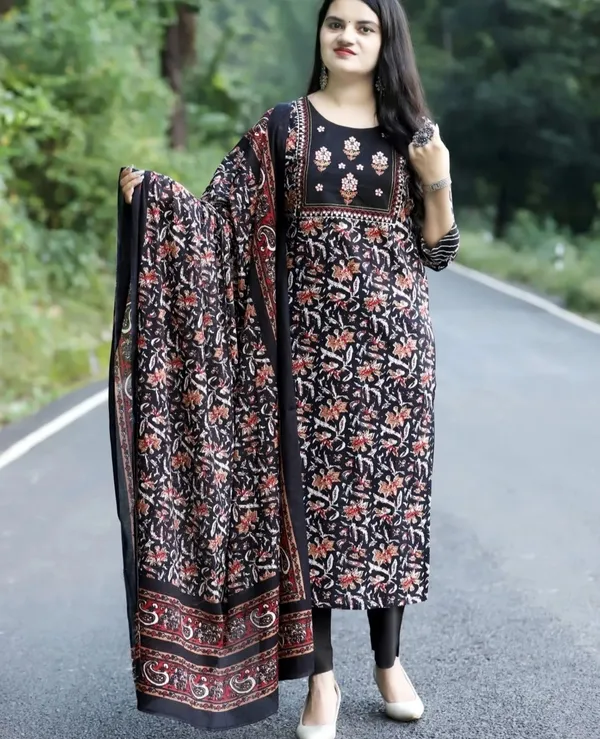 Black_Cotton_Rayon_Printed_Ethnic_Set_For_Women
