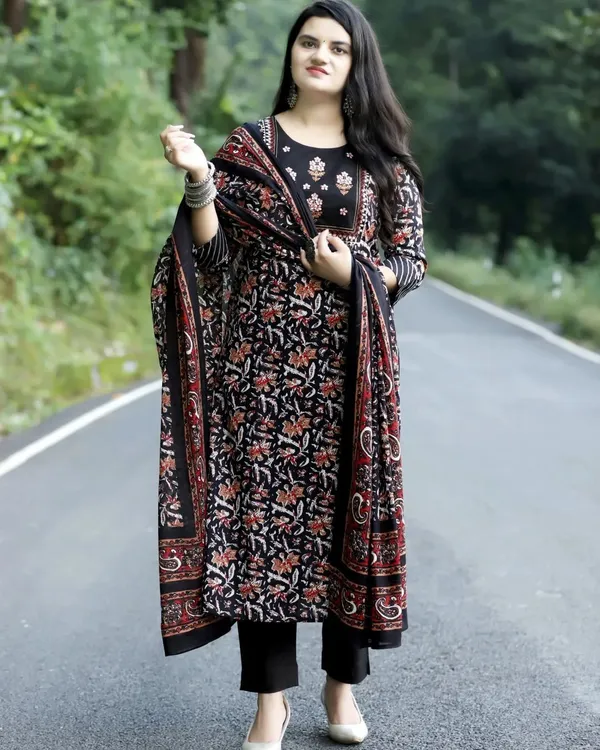 Black_Viscose_Rayon_Embroidered_Ethnic_Set_For_Women