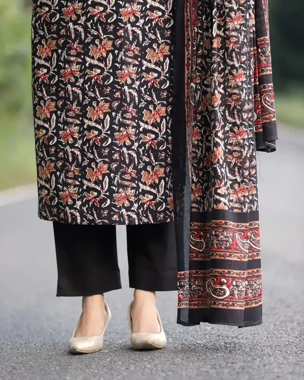Black_Viscose_Rayon_Embroidered_Ethnic_Set_For_Women