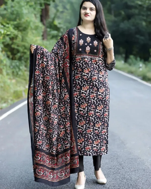 Black_Viscose_Rayon_Embroidered_Ethnic_Set_For_Women