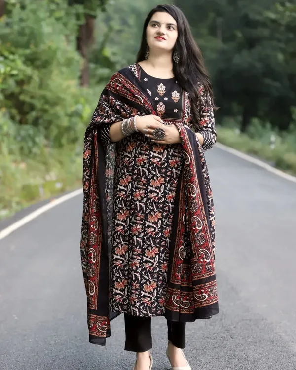 Black_Viscose_Rayon_Embroidered_Ethnic_Set_For_Women