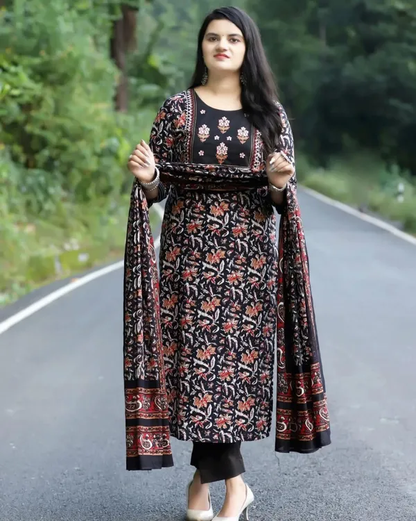Black_Viscose_Rayon_Embroidered_Ethnic_Set_For_Women