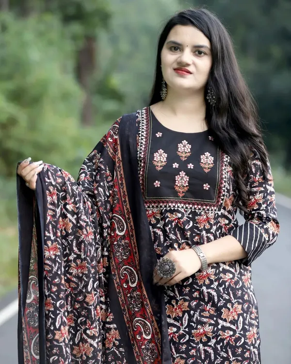 Black_Viscose_Rayon_Embroidered_Ethnic_Set_For_Women