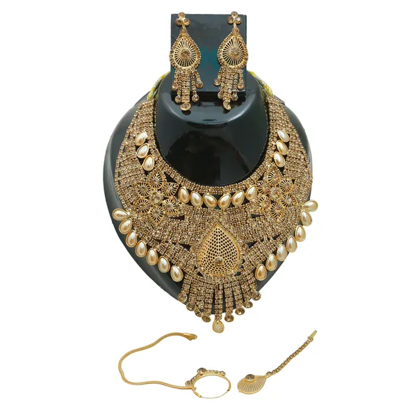 Latest_Traditional_Gold_Plated_Pearl_Beaded_Bridal_Jewellery_Set_(1_Necklace,_1_pair_Earrings,_1_Mangtikka)