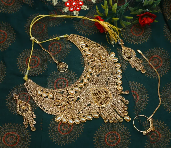 Latest_Traditional_Gold_Plated_Pearl_Beaded_Bridal_Jewellery_Set_(1_Necklace,_1_pair_Earrings,_1_Mangtikka)