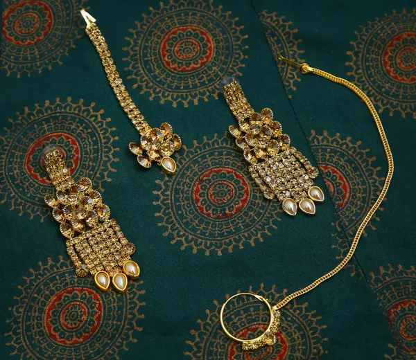 Latest_Traditional_Gold_Plated_Pearl_Beaded_Bridal_Jewellery_Set_(1_Necklace,_1_pair_Earrings,_1_Mangtikka)