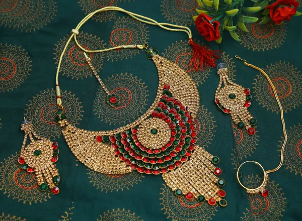 Latest_Traditional_Gold_Plated_Pearl_Beaded_Bridal_Jewellery_Set_(1_Necklace,_1_pair_Earrings,_1_Mangtikka)
