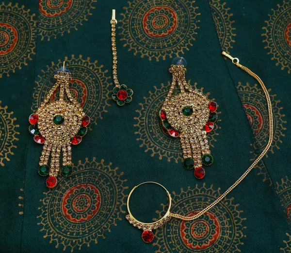 Latest_Traditional_Gold_Plated_Pearl_Beaded_Bridal_Jewellery_Set_(1_Necklace,_1_pair_Earrings,_1_Mangtikka)