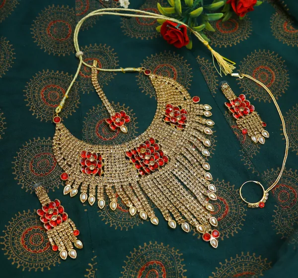 Latest_Traditional_Gold_Plated_Pearl_Beaded_Bridal_Jewellery_Set_(1_Necklace,_1_pair_Earrings,_1_Mangtikka)