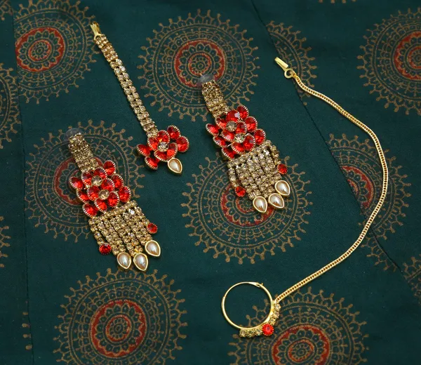 Latest_Traditional_Gold_Plated_Pearl_Beaded_Bridal_Jewellery_Set_(1_Necklace,_1_pair_Earrings,_1_Mangtikka)