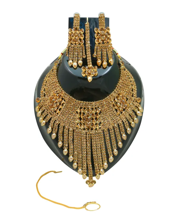 Latest_Traditional_Gold_Plated_Pearl_Beaded_Bridal_Jewellery_Set_(1_Necklace,_1_pair_Earrings,_1_Mangtikka)