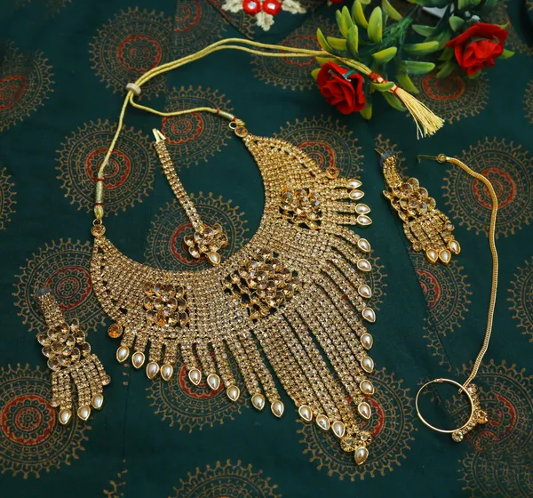 Latest_Traditional_Gold_Plated_Pearl_Beaded_Bridal_Jewellery_Set_(1_Necklace,_1_pair_Earrings,_1_Mangtikka)