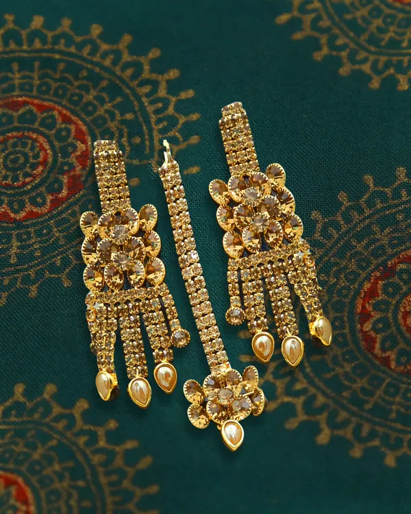 Latest_Traditional_Gold_Plated_Pearl_Beaded_Bridal_Jewellery_Set_(1_Necklace,_1_pair_Earrings,_1_Mangtikka)