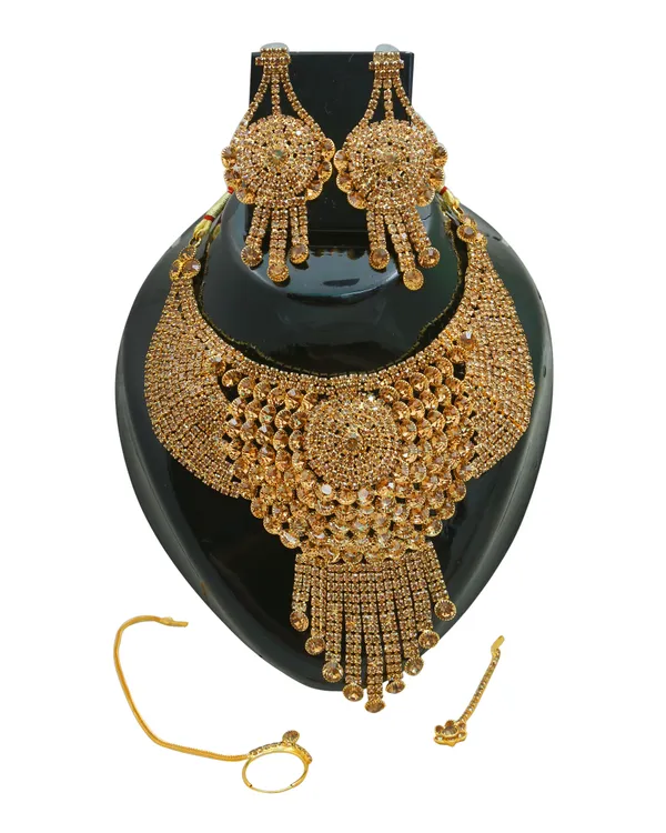 Latest_Traditional_Gold_Plated_Pearl_Beaded_Bridal_Jewellery_Set_(1_Necklace,_1_pair_Earrings,_1_Mangtikka)