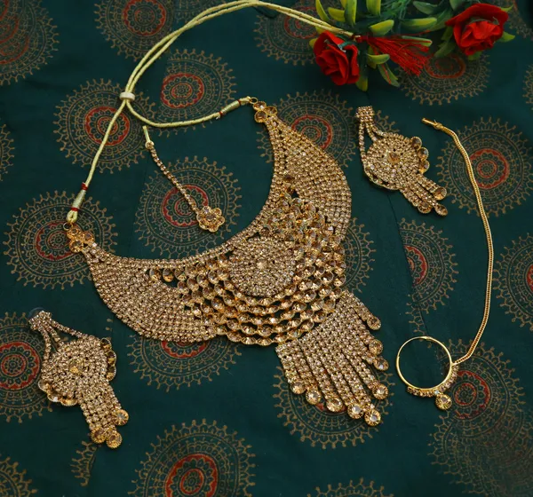Latest_Traditional_Gold_Plated_Pearl_Beaded_Bridal_Jewellery_Set_(1_Necklace,_1_pair_Earrings,_1_Mangtikka)