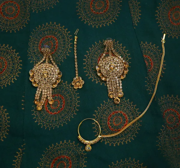 Latest_Traditional_Gold_Plated_Pearl_Beaded_Bridal_Jewellery_Set_(1_Necklace,_1_pair_Earrings,_1_Mangtikka)