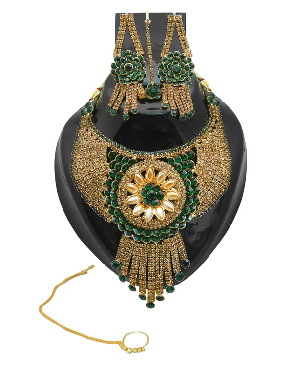 Latest_Traditional_Gold_Plated_Pearl_Beaded_Bridal_Jewellery_Set_(1_Necklace,_1_pair_Earrings,_1_Mangtikka)