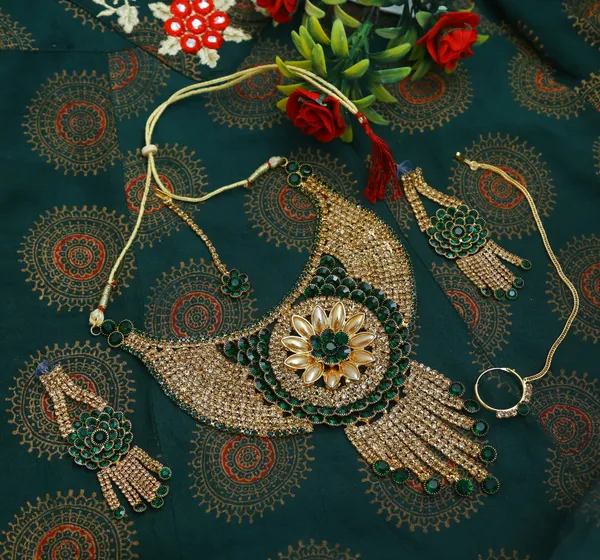 Latest_Traditional_Gold_Plated_Pearl_Beaded_Bridal_Jewellery_Set_(1_Necklace,_1_pair_Earrings,_1_Mangtikka)