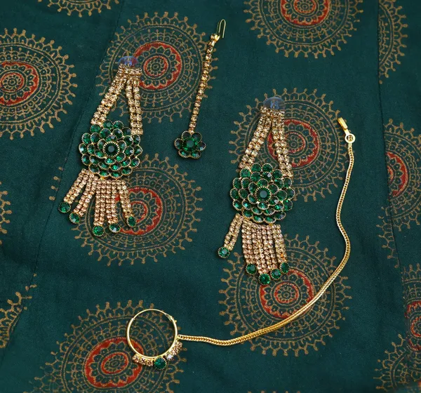 Latest_Traditional_Gold_Plated_Pearl_Beaded_Bridal_Jewellery_Set_(1_Necklace,_1_pair_Earrings,_1_Mangtikka)