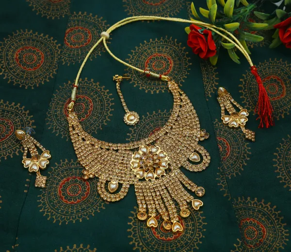 Latest_Traditional_Gold/Silver_Plated_Pearl_Beaded_Necklace_Jewellery_Set_for_Women/Girls