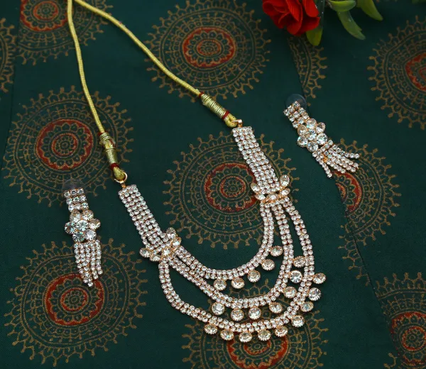 Latest_Traditional_Gold/Silver_Plated_Pearl_Beaded_Necklace_Jewellery_Set_for_Women/Girls