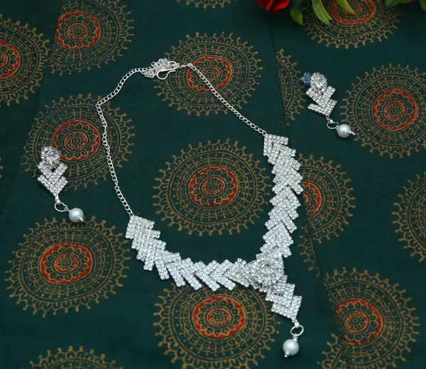 Latest_Traditional_Gold/Silver_Plated_Pearl_Beaded_Necklace_Jewellery_Set_for_Women/Girls