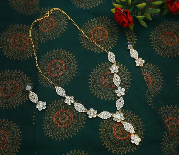 Latest_Traditional_Gold/Silver_Plated_Pearl_Beaded_Necklace_Jewellery_Set_for_Women/Girls