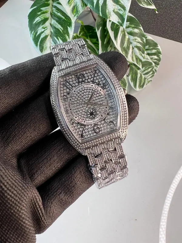 New_Luxurious_Black_Analog_Watch_For_Men