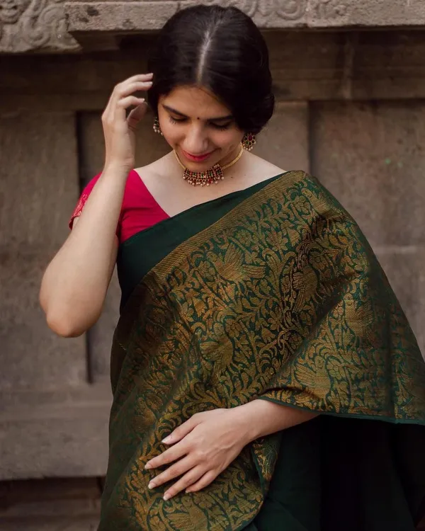 Arresting_Green_Soft_Silk_Saree_With_Groovy_Blouse_Piece