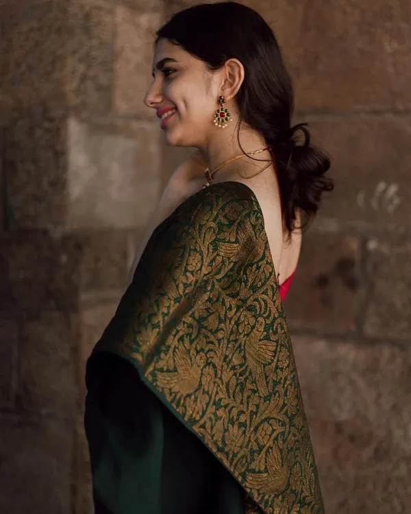 Arresting_Green_Soft_Silk_Saree_With_Groovy_Blouse_Piece