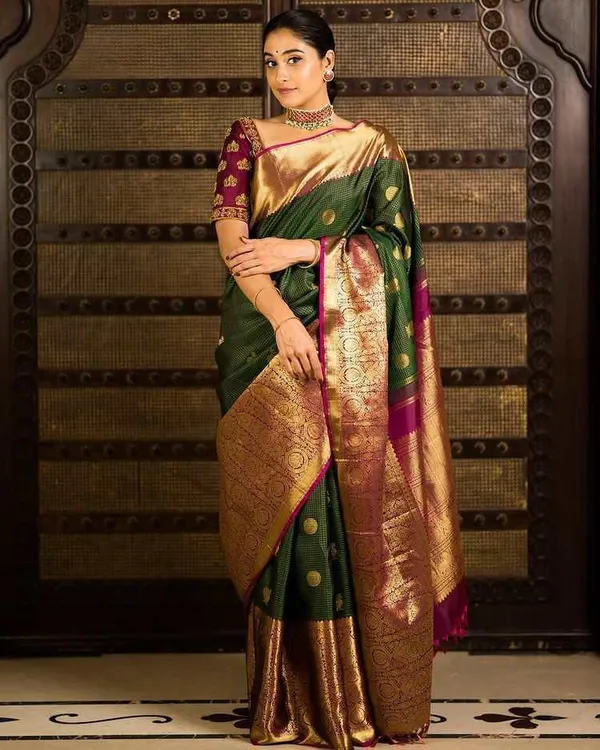 Dazzling_Green_Soft_Banarasi_Silk_Saree_With_Girlish_Blouse_Piece