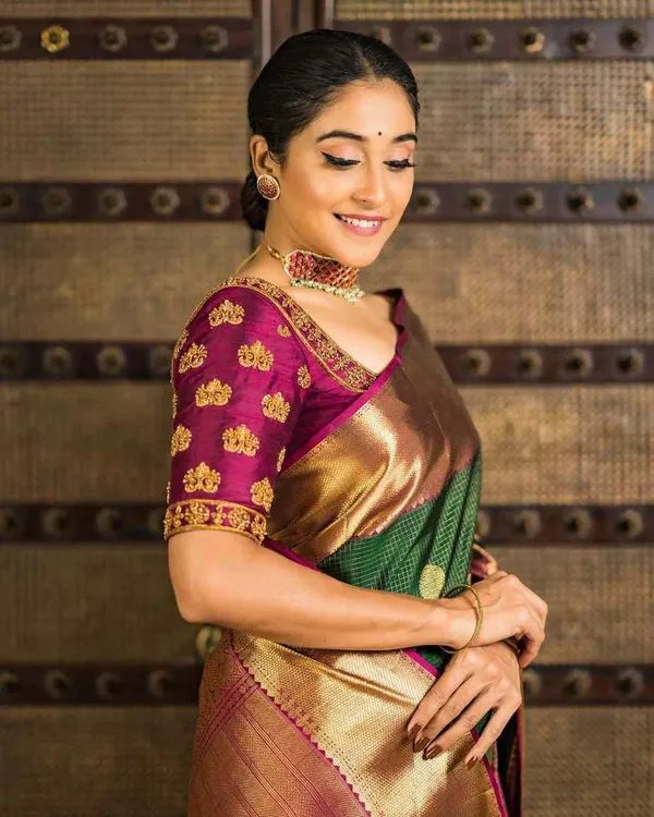 Dazzling_Green_Soft_Banarasi_Silk_Saree_With_Girlish_Blouse_Piece