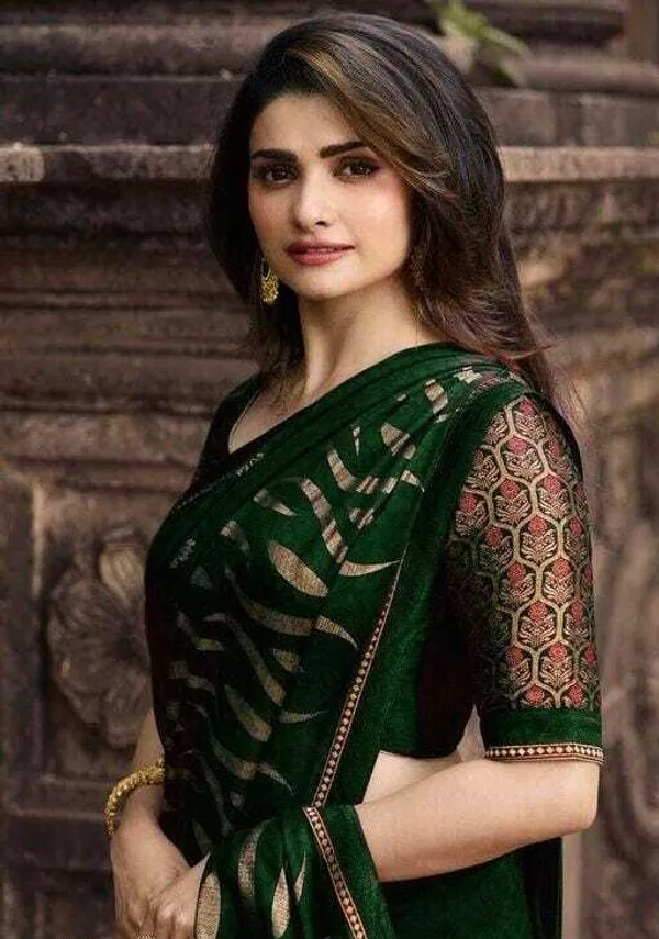 Green_Jacquard_Embellished_Banarasi_Saree_For_Women