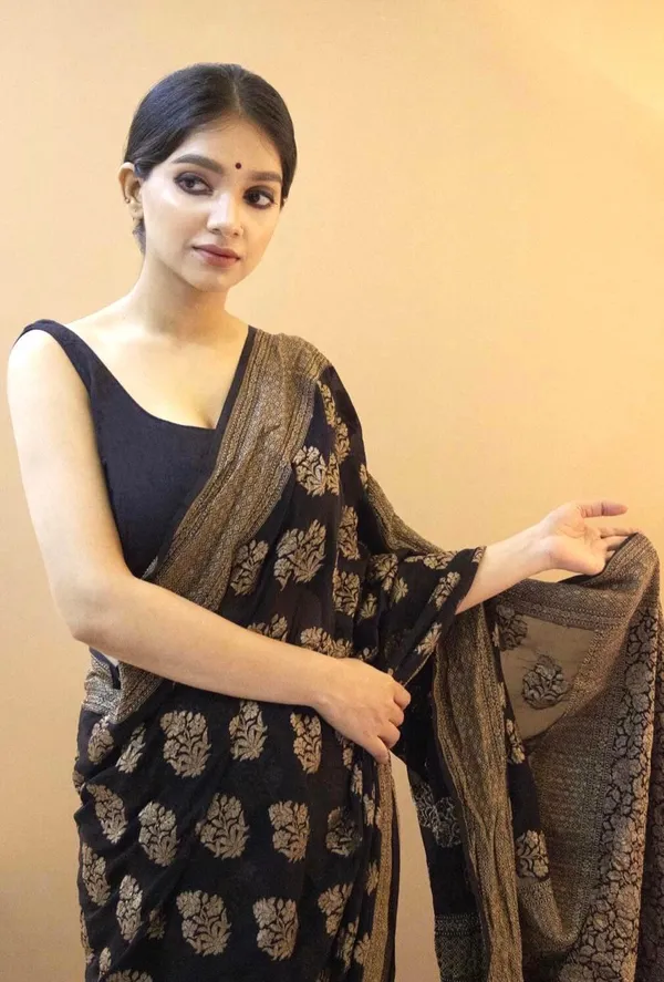 Confounding_Black_Soft_Silk_Saree_With_Snappy_Blouse_Piece