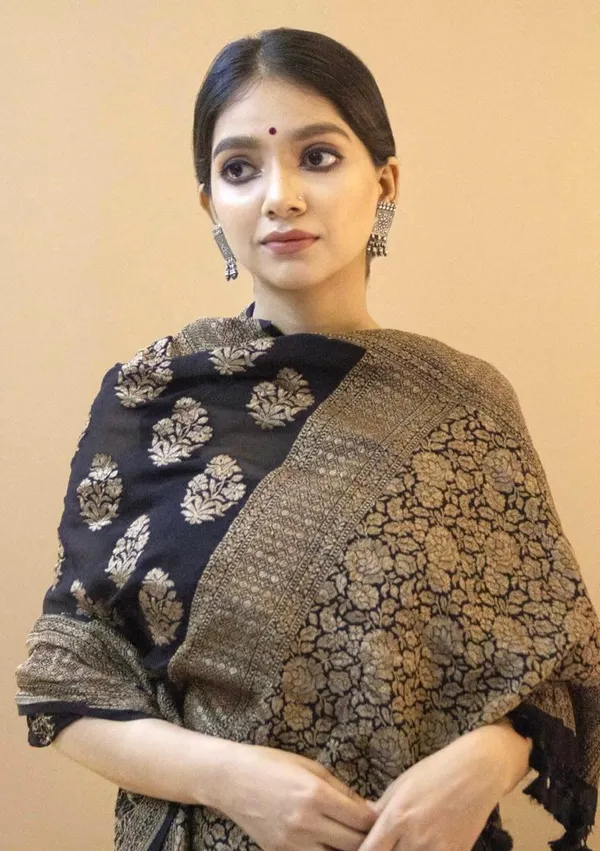 Confounding_Black_Soft_Silk_Saree_With_Snappy_Blouse_Piece
