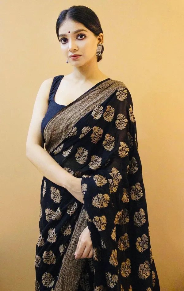 Confounding_Black_Soft_Silk_Saree_With_Snappy_Blouse_Piece