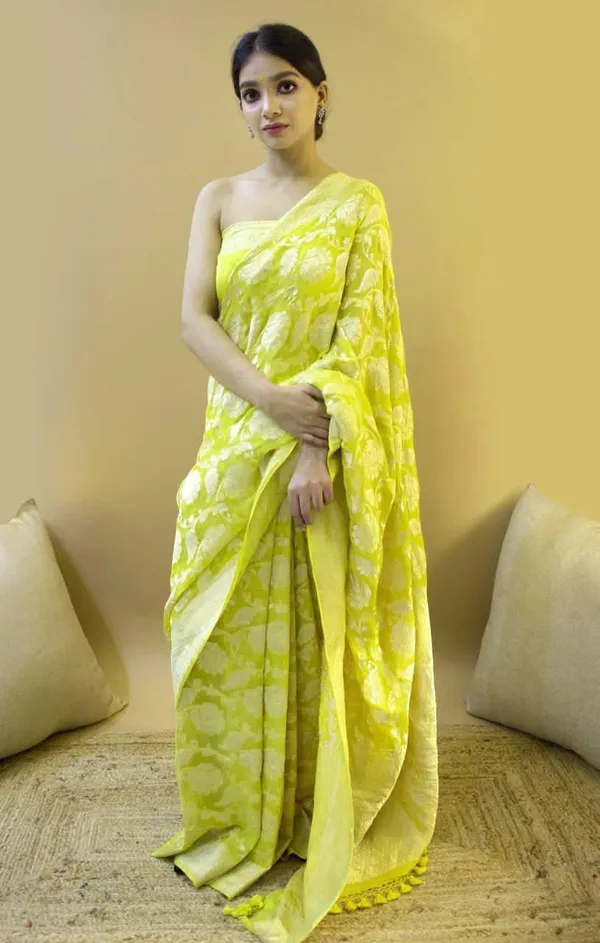 Fantabulous_Yellow_Soft_Silk_Saree_With_Tempting_Blouse_Piece