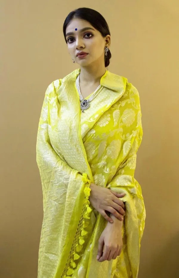 Fantabulous_Yellow_Soft_Silk_Saree_With_Tempting_Blouse_Piece