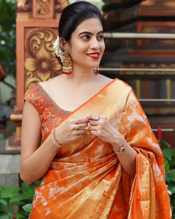 Felicitous_Orange_Soft_Banarasi_Silk_Saree_With_Enchanting_Blouse_Piece