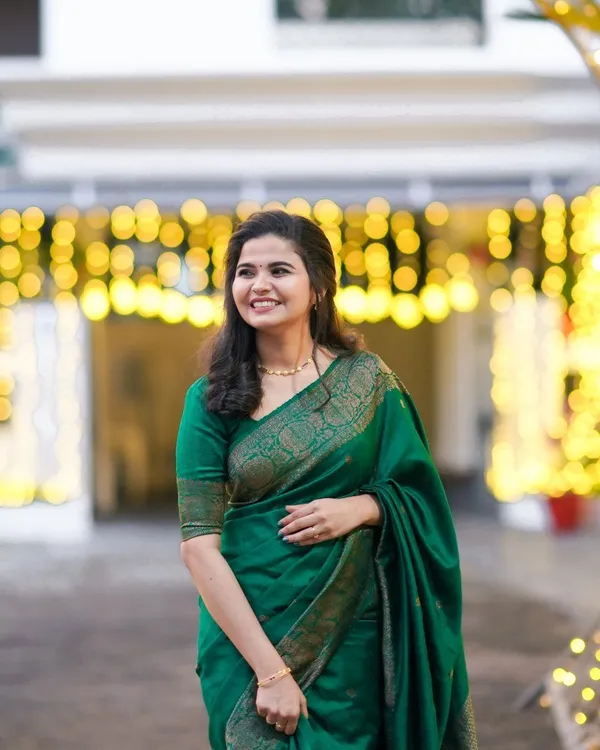 Imaginative_Green_Soft_Banarasi_Silk_Saree_with_Artistic_Blouse_Piece