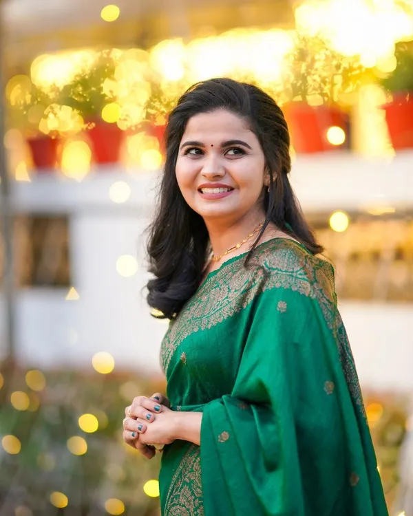 Imaginative_Green_Soft_Banarasi_Silk_Saree_with_Artistic_Blouse_Piece